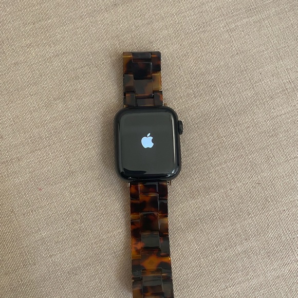 Apple Watch Series 5 40mm (GPS/Wifi enabled) - Picture 1 of 4